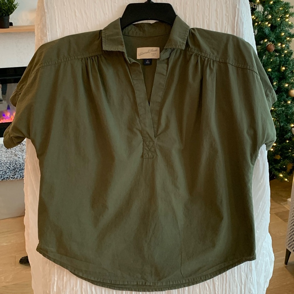 Universal Thread - Size XS - Army green cropped shirt